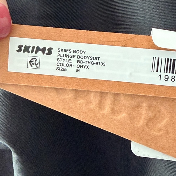 SKIMS BODY UNLINED PLUNGE BODYSUIT BD-THG-9105 Sz Medium Shapewear Black Onyx - Picture 4 of 5